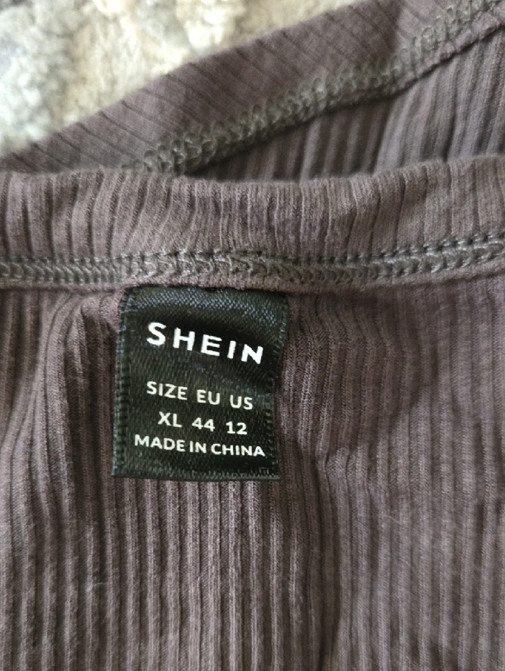 SHEIN Grey Ribbed Pointed-Hem Short Sleeve Crop Top - Picture 3 of 3